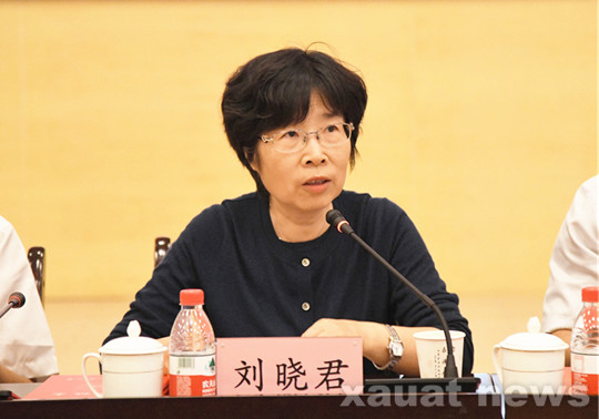 校长刘晓君宣读了陕西省教育厅《关于命名2020年陕西省师德标兵和师德